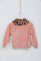 جينجرسنابس بلوفر بياقة فرو بتايجر علي الصدر وردي فاتح