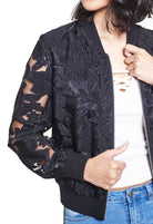 نتشي سترة مخرمة بسحاب بأكمام طويلة