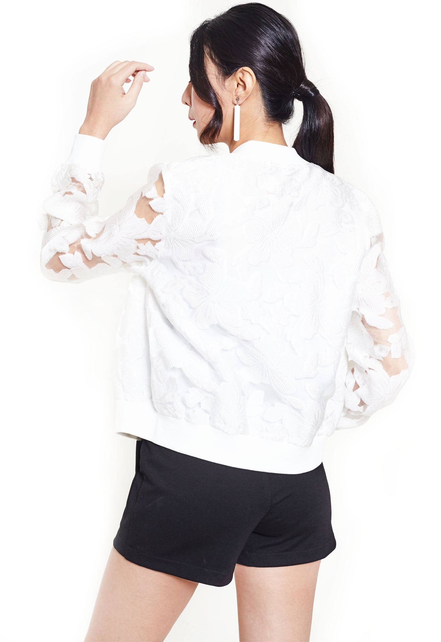 نتشي سترة مخرمة بسحاب بأكمام طويلة