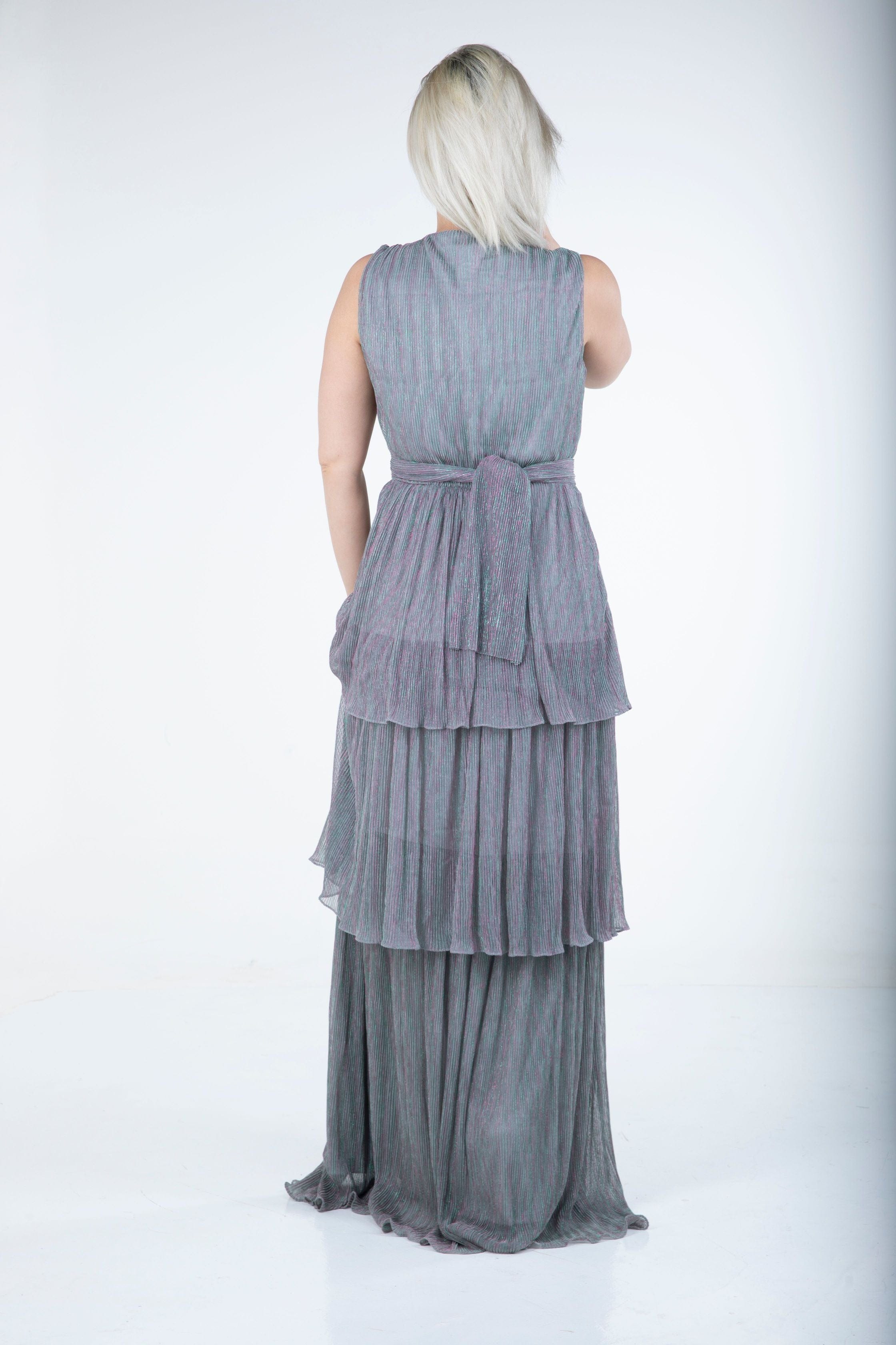 نتشي فستان سادة طبقات كلوش من أسفل ماكسي بدون أكمام