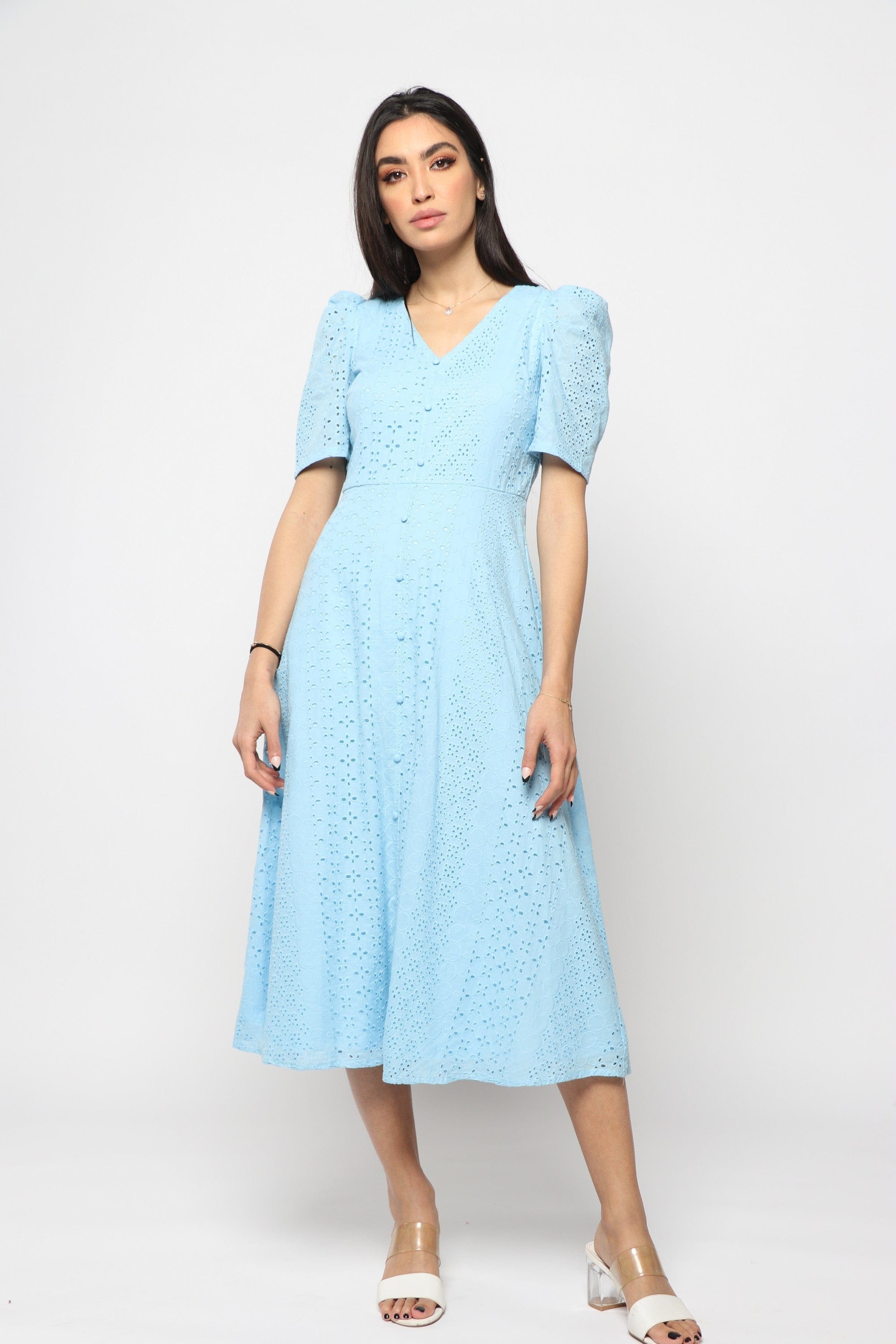 نتشي فستان بأكمام قصيرة من الدانتيل الشفاف