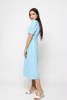 نتشي فستان بأكمام قصيرة من الدانتيل الشفاف