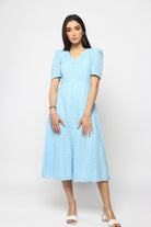 نتشي فستان بأكمام قصيرة من الدانتيل الشفاف