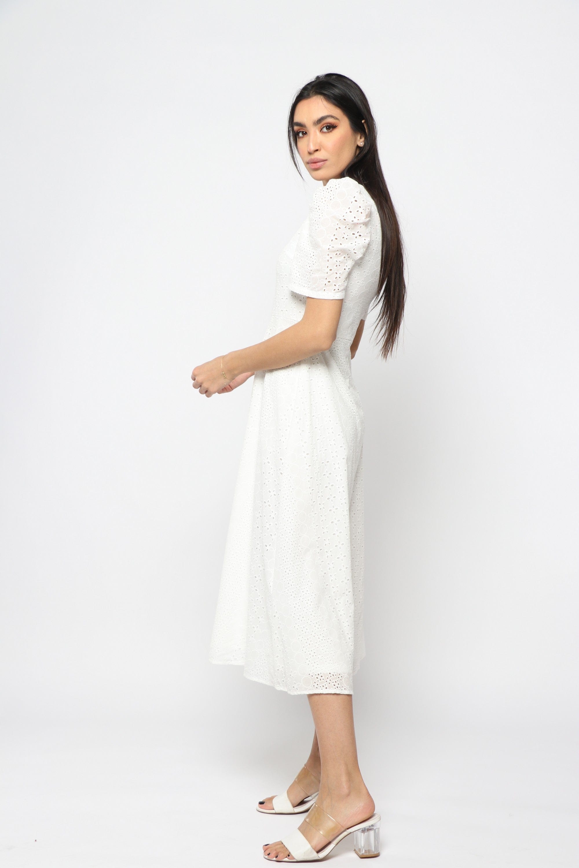 نتشي فستان بأكمام قصيرة من الدانتيل الشفاف