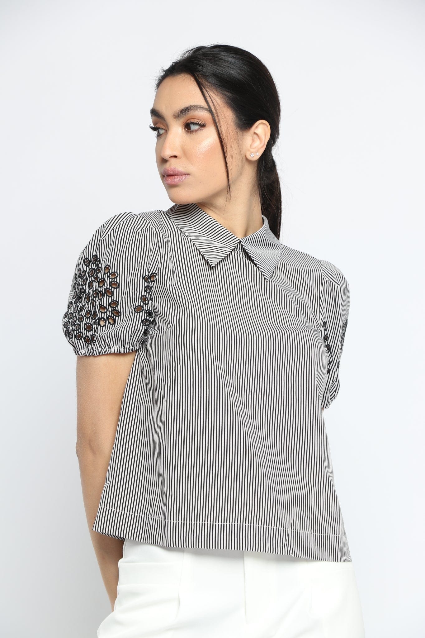 نتشي بلوزة بخطوط رفيعة بياقة وأكمام قصيرة منفوخة نسائي