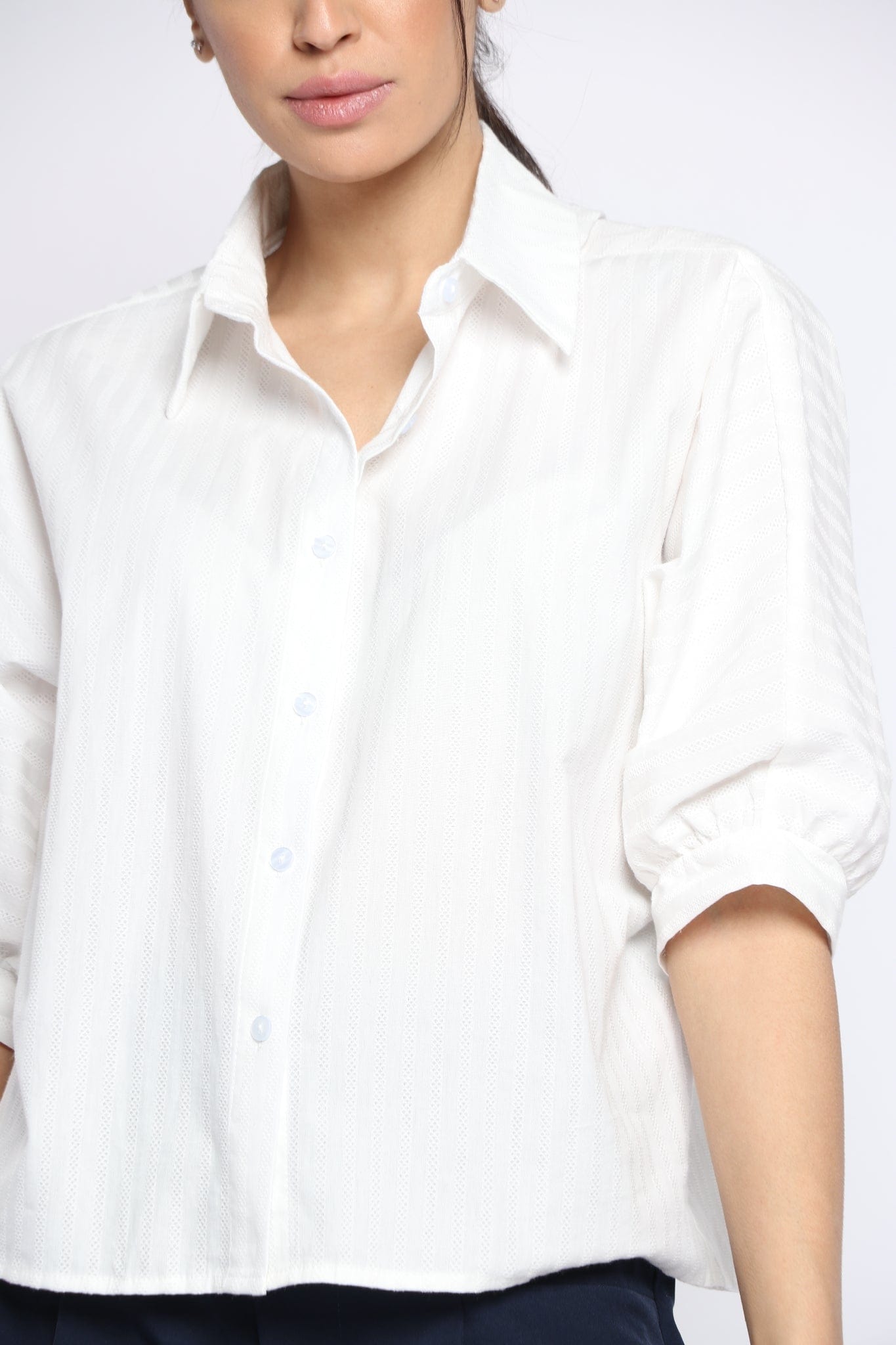 نتشي بلوزة بأزرار أمامية وياقة كبيرة 3/4 كم نسائي أوف وايت