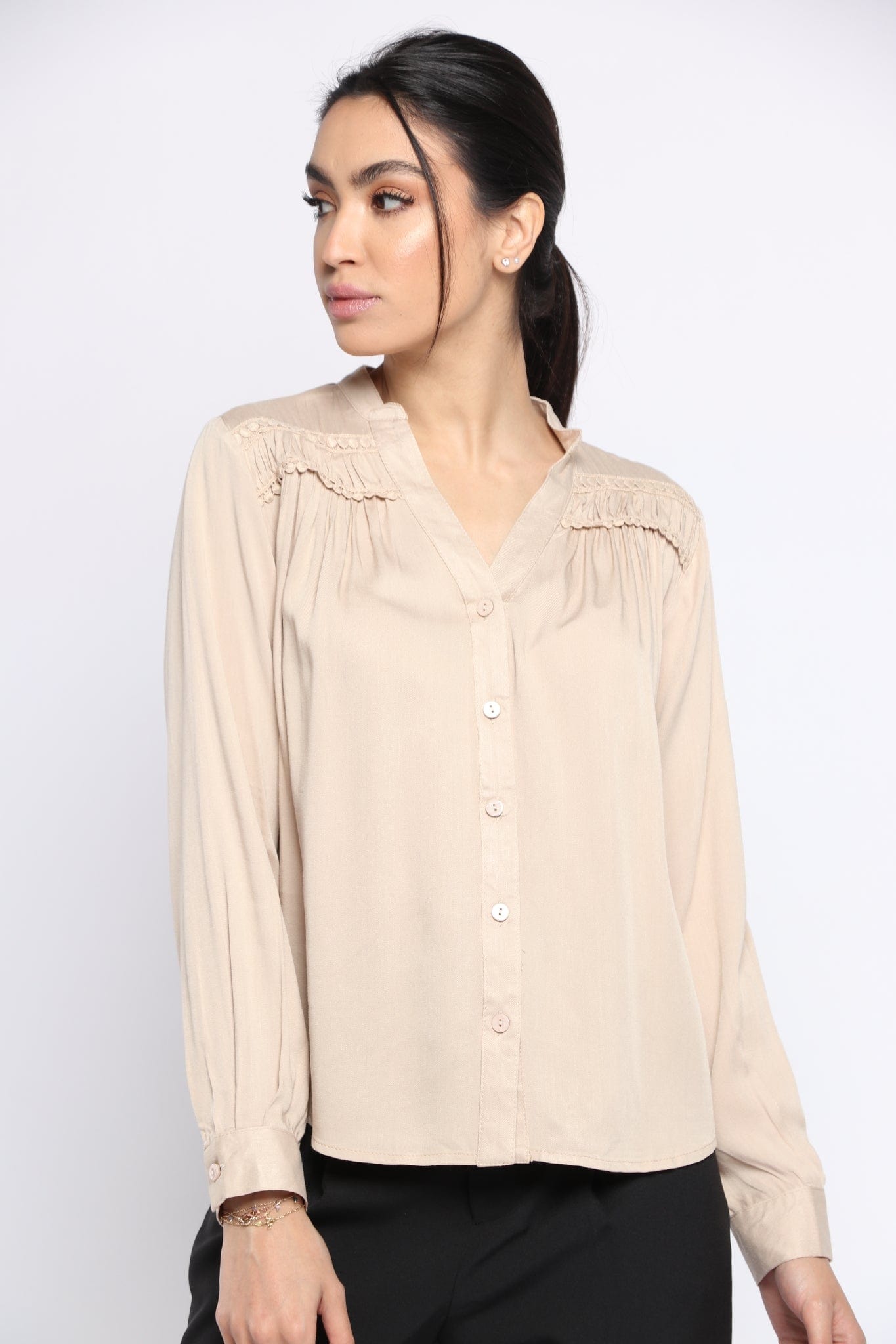 نتشي بلوزة سادة بفتحة سبعة وياقة كم طويل نسائي