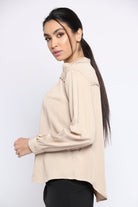 نتشي بلوزة سادة بفتحة سبعة وياقة كم طويل نسائي