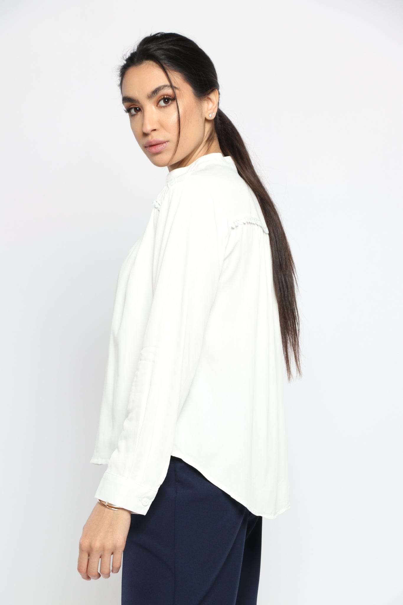 نتشي بلوزة سادة بفتحة سبعة وياقة كم طويل نسائي