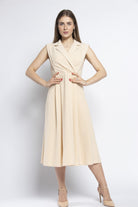 نتشي فستان ميدي بكسرات وياقة عريضة