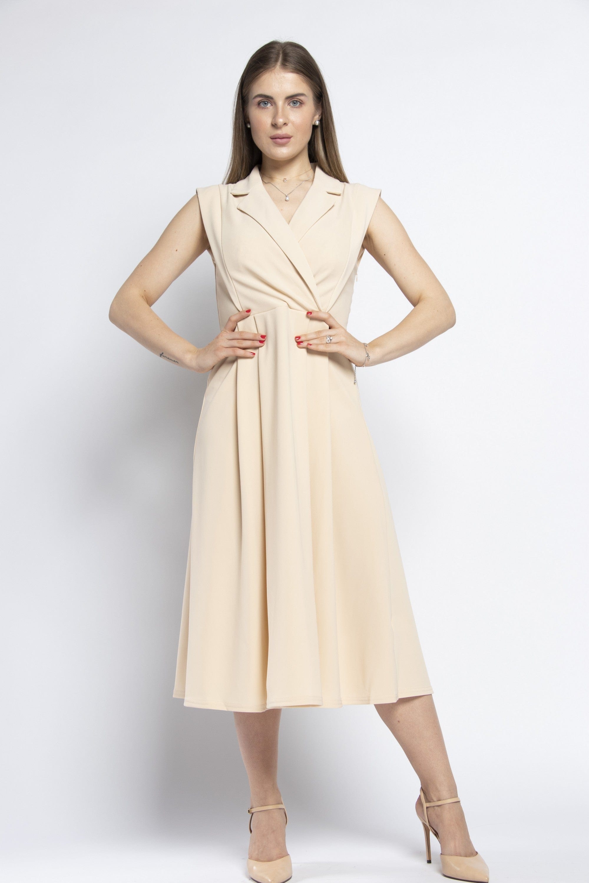 نتشي فستان ميدي بكسرات وياقة عريضة