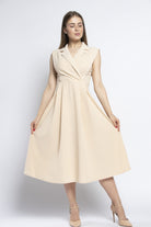 نتشي فستان ميدي بكسرات وياقة عريضة