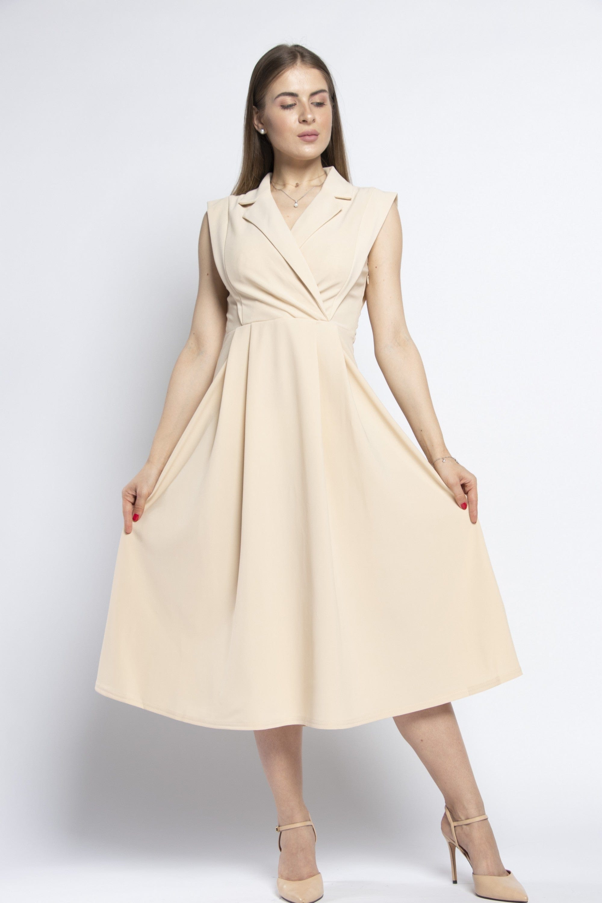 نتشي فستان ميدي بكسرات وياقة عريضة