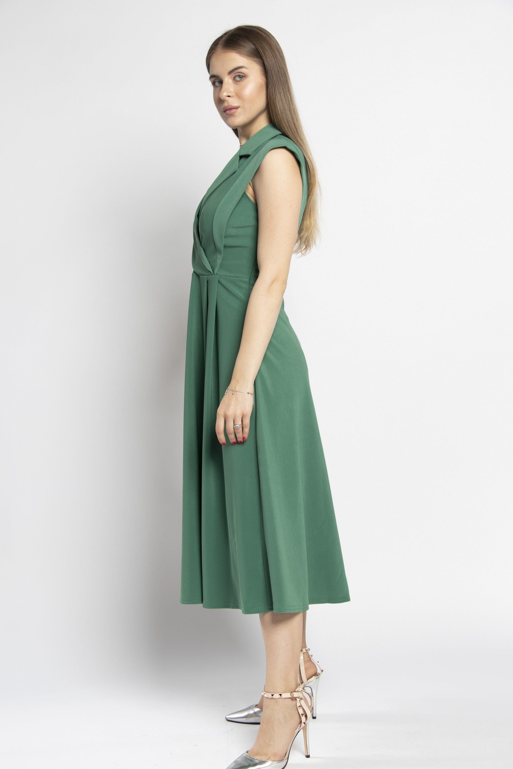 نتشي فستان ميدي بكسرات وياقة عريضة