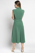 نتشي فستان ميدي بكسرات وياقة عريضة