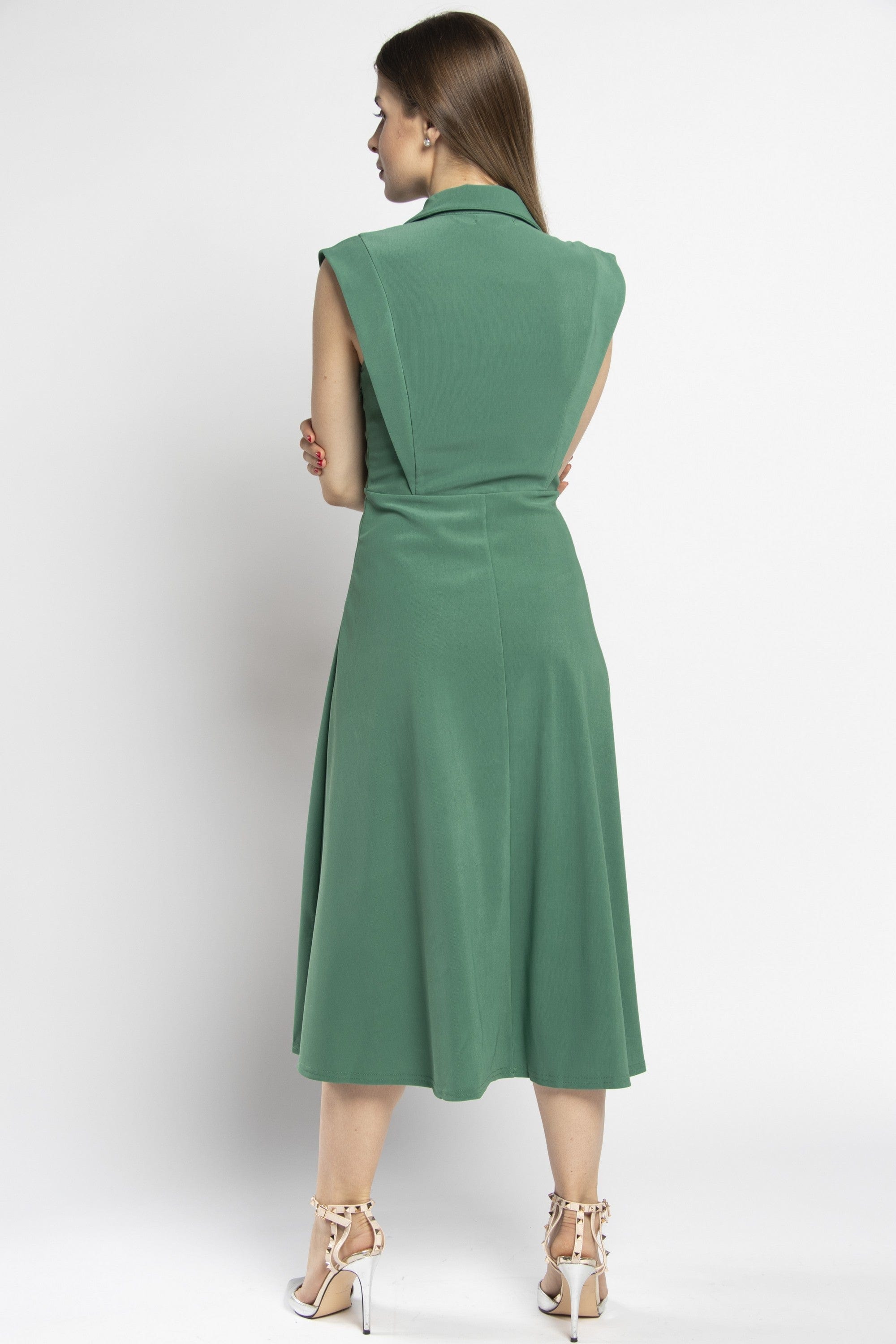 نتشي فستان ميدي بكسرات وياقة عريضة