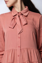 نتشي بلوزة برباط على الرقبة بكشكش من أسفل كم طويل نسائي