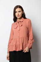 نتشي بلوزة برباط على الرقبة بكشكش من أسفل كم طويل نسائي