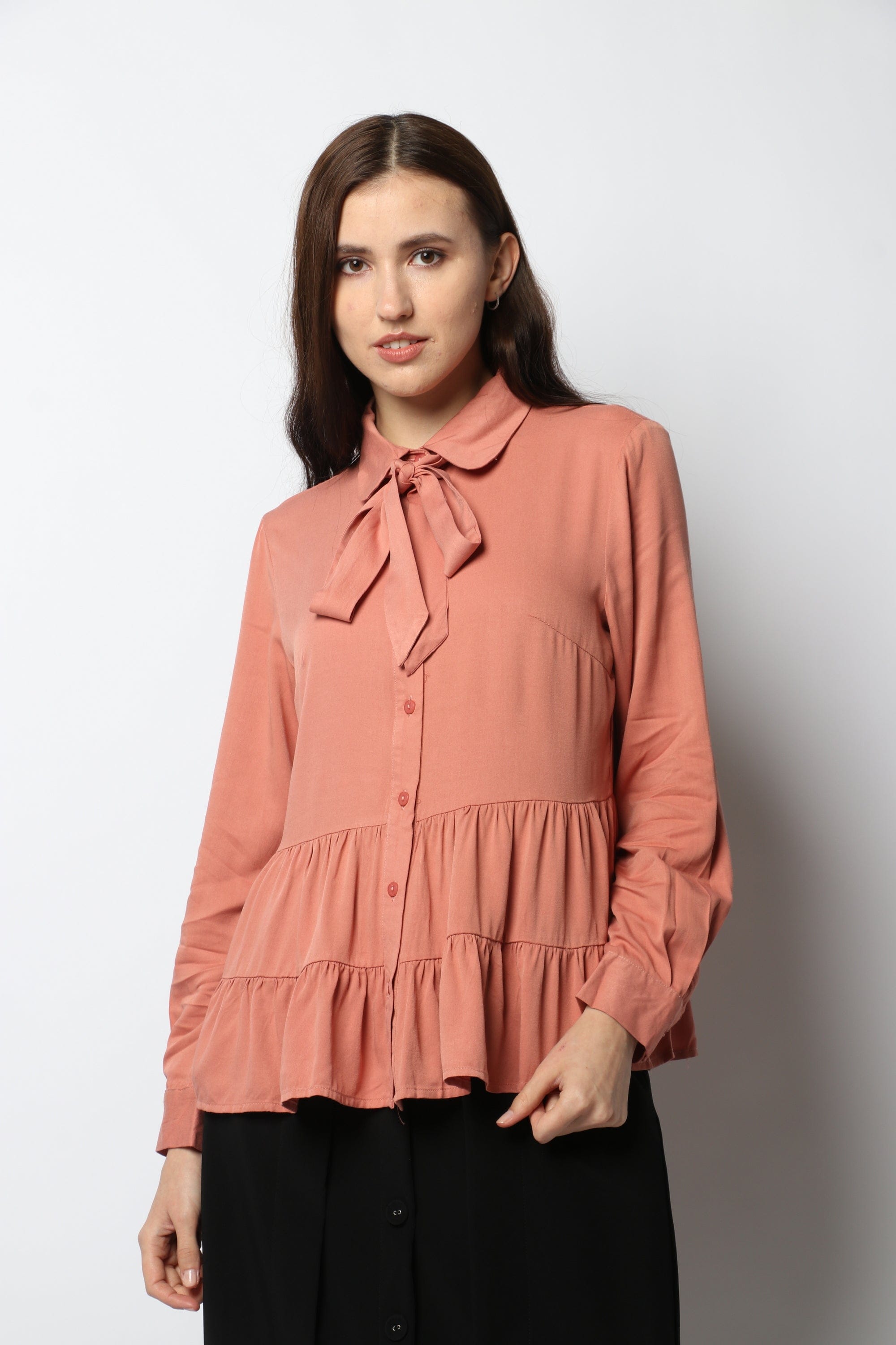 نتشي بلوزة برباط على الرقبة بكشكش من أسفل كم طويل نسائي