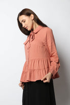 نتشي بلوزة برباط على الرقبة بكشكش من أسفل كم طويل نسائي