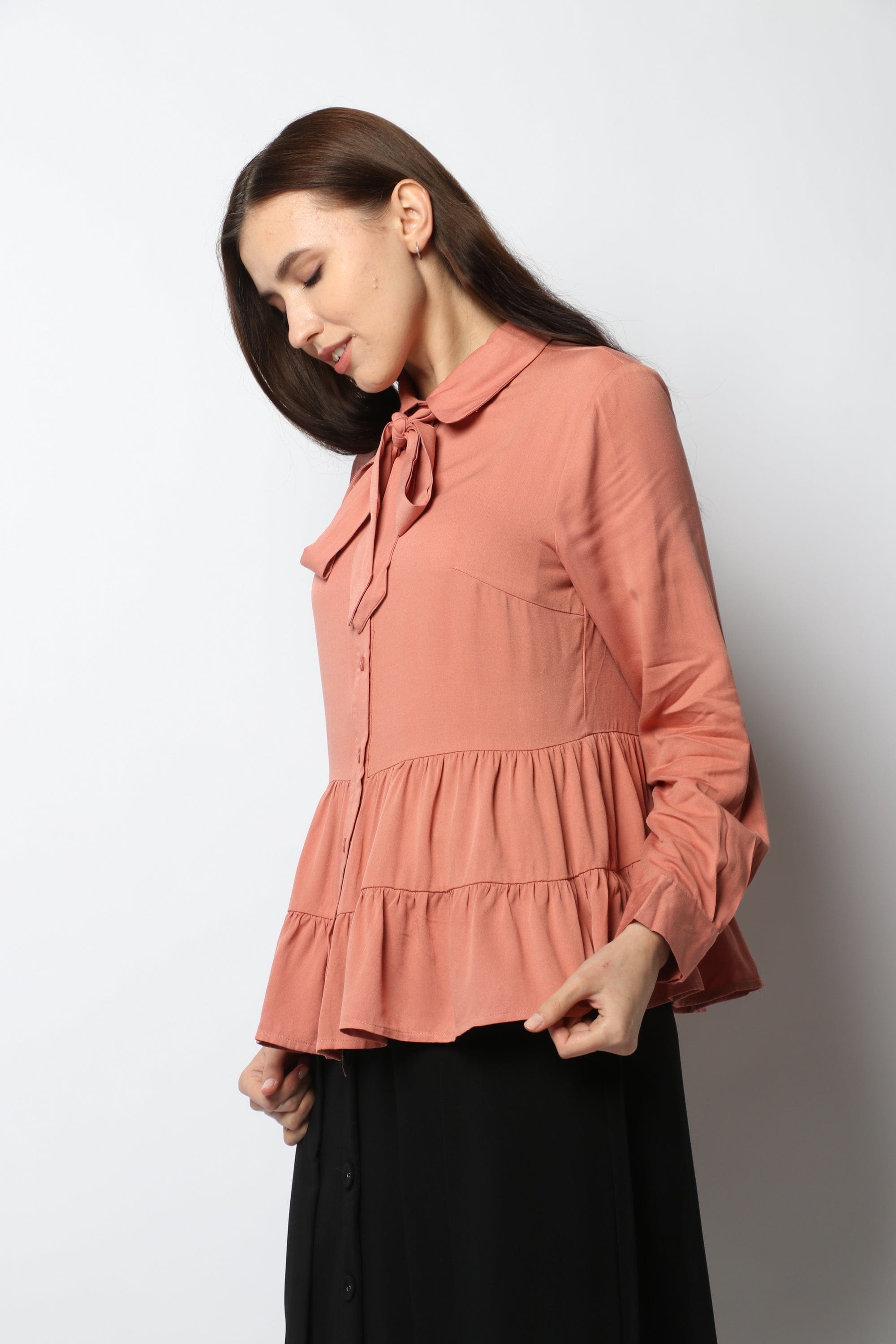 نتشي بلوزة برباط على الرقبة بكشكش من أسفل كم طويل نسائي