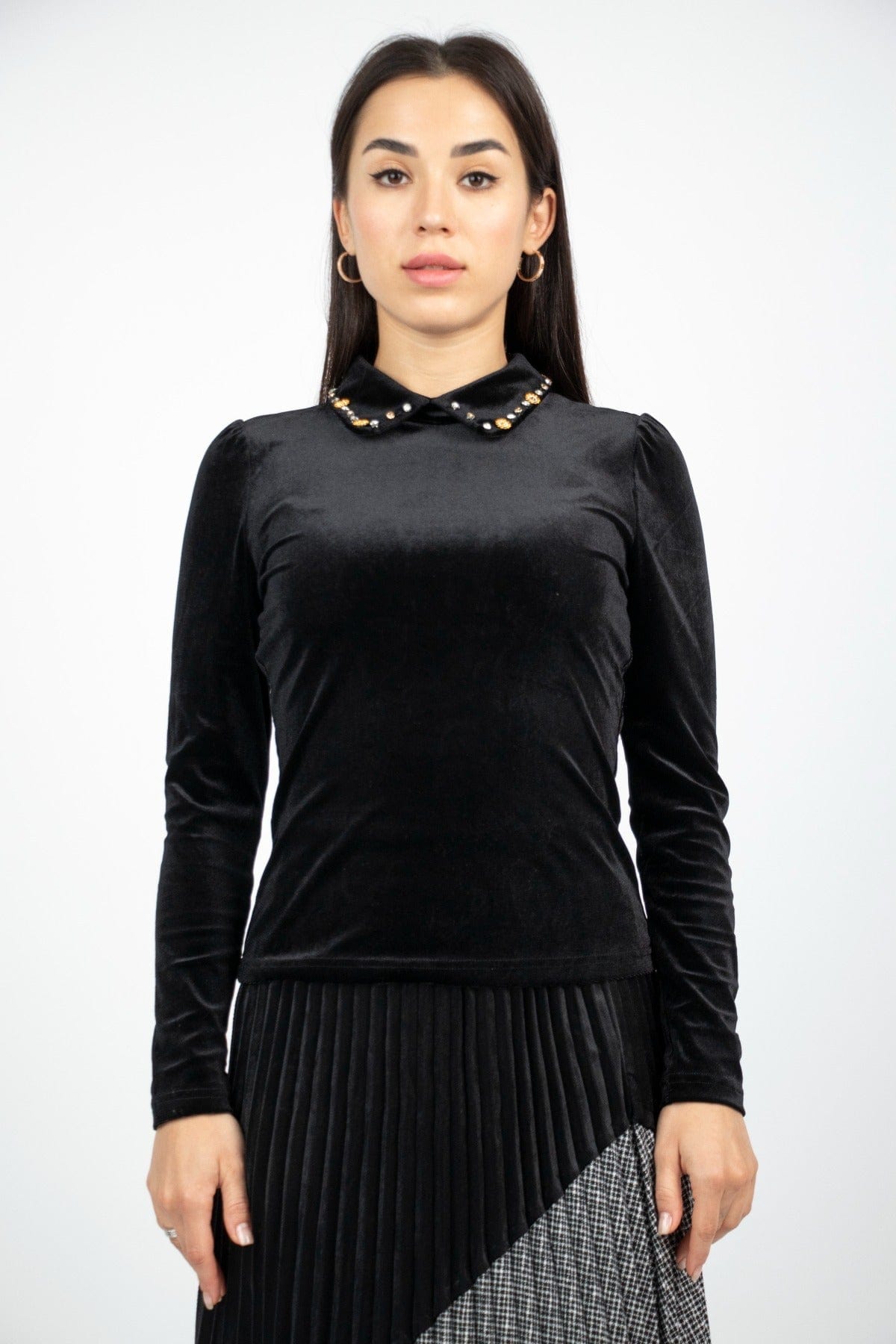 نتشي بلوزة مخملية ضيقة بياقة مطرزة كم طويل نسائي