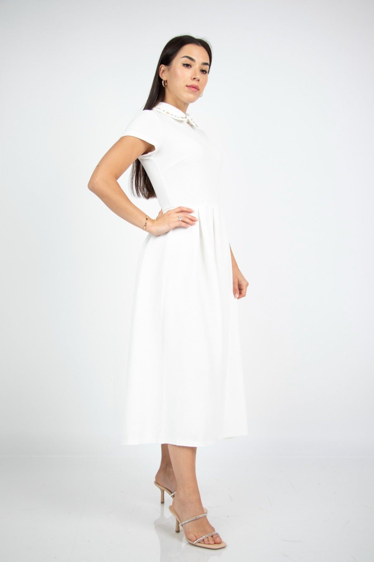 نتشي فستان ميدي سادة بياقة مطرزة بأكمام قصيرة