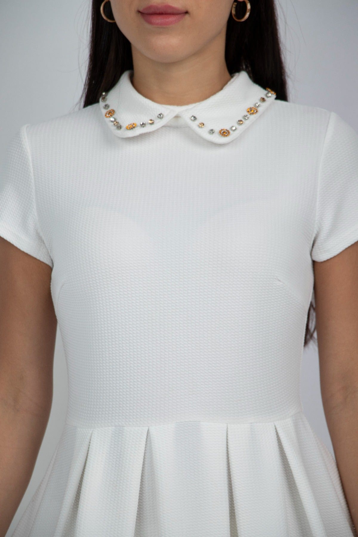 نتشي فستان ميدي سادة بياقة مطرزة بأكمام قصيرة