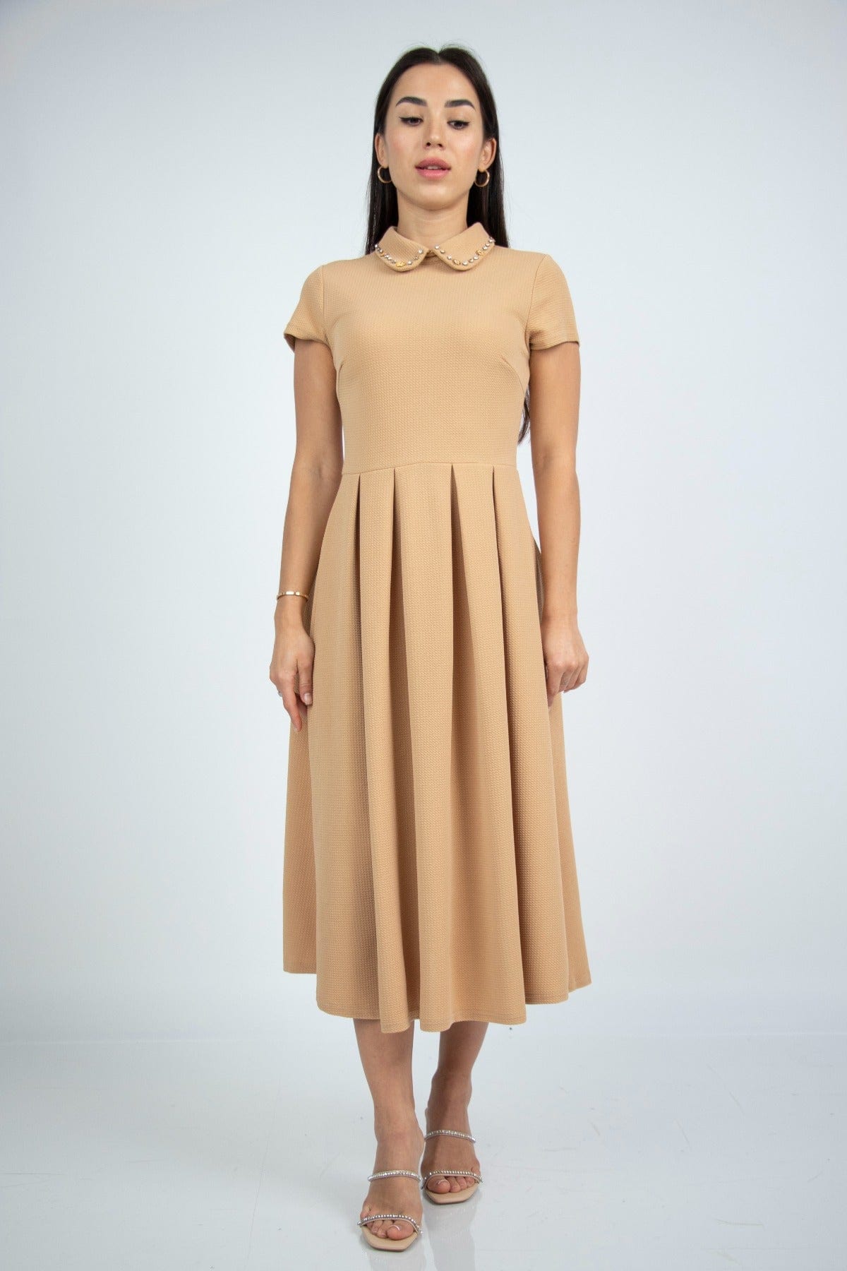 نتشي فستان ميدي سادة بياقة مطرزة بأكمام قصيرة