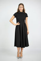 نتشي فستان ميدي سادة بياقة مطرزة بأكمام قصيرة