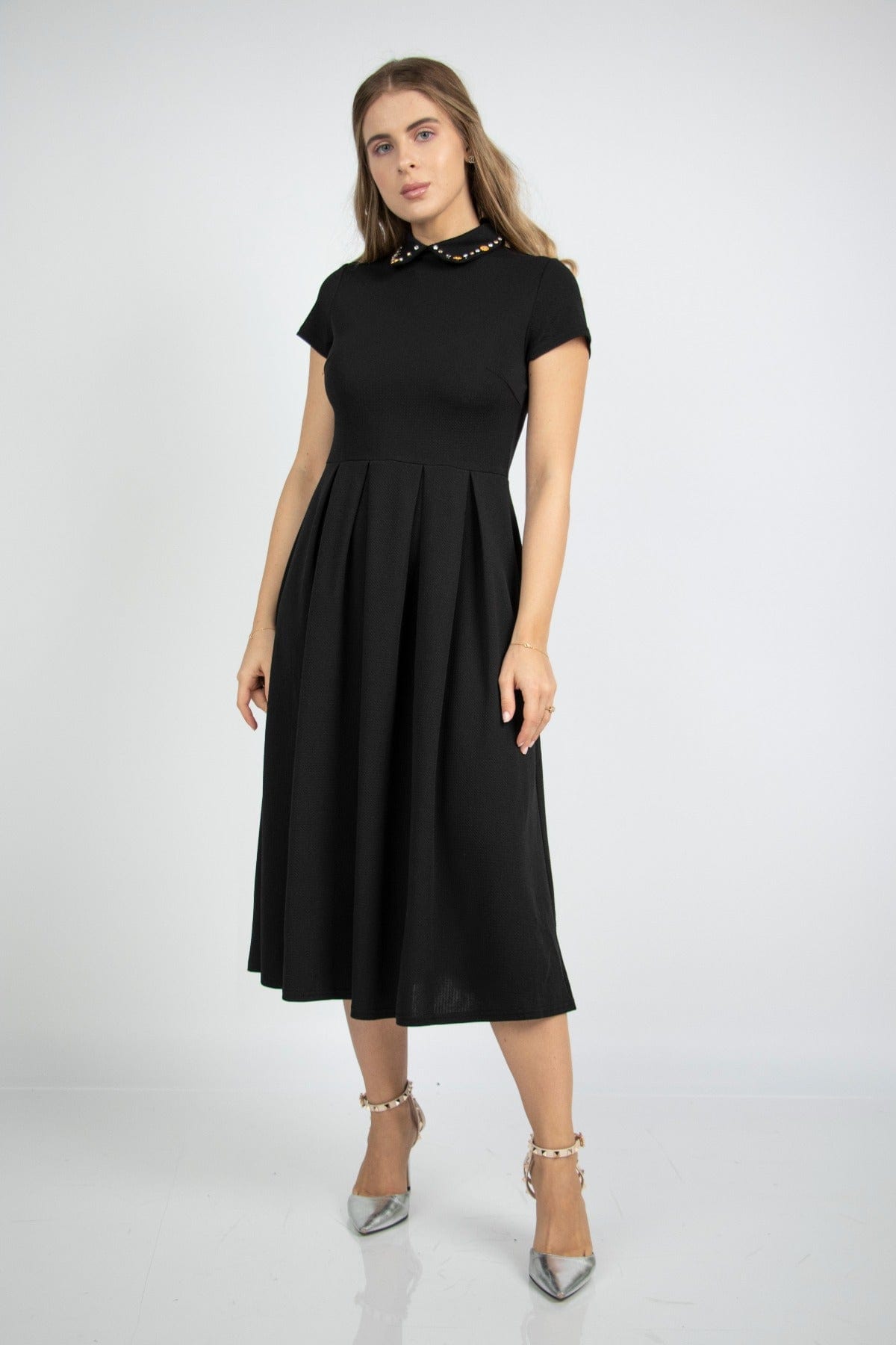 نتشي فستان ميدي سادة بياقة مطرزة بأكمام قصيرة