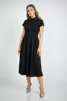 نتشي فستان ميدي سادة بياقة مطرزة بأكمام قصيرة