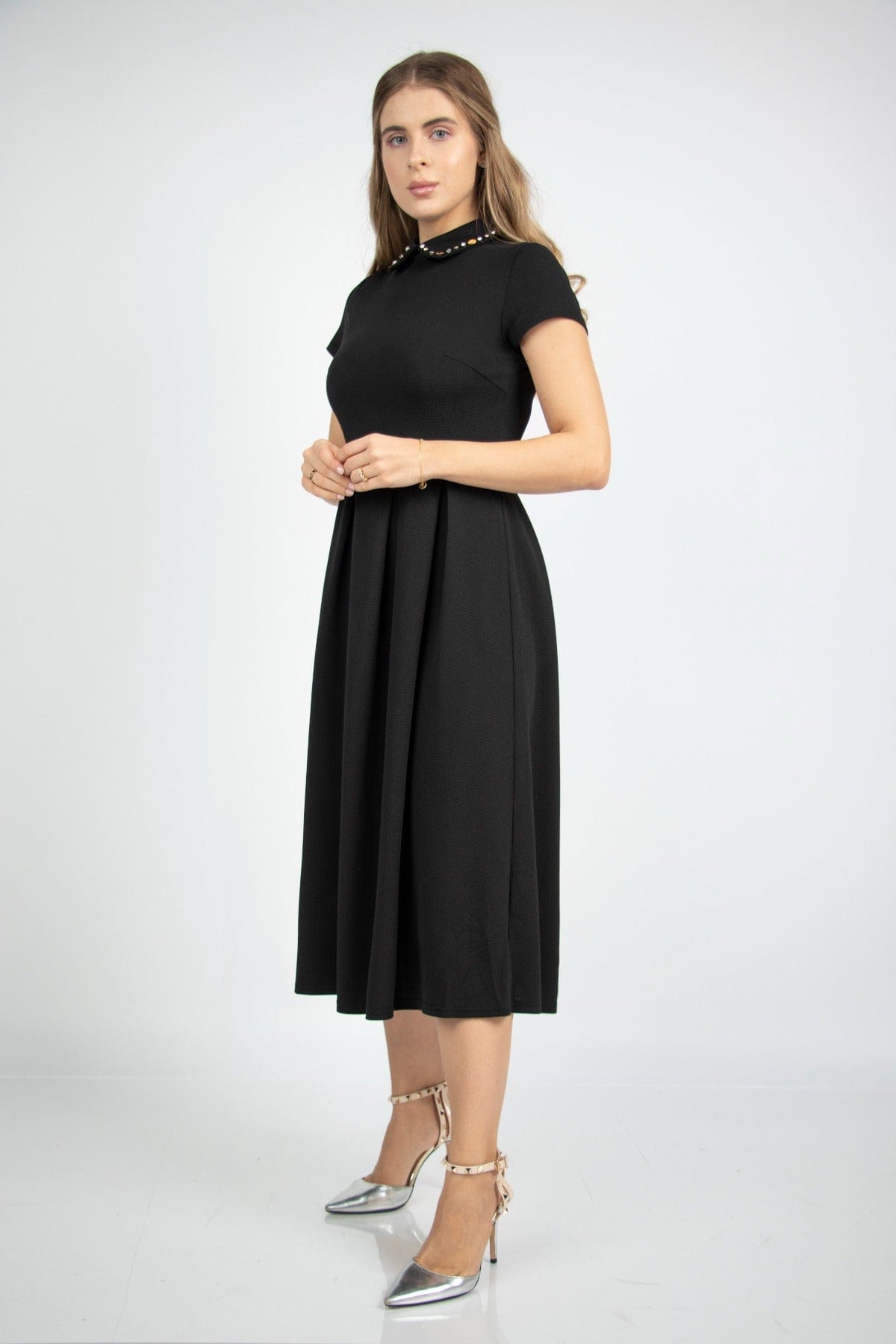 نتشي فستان ميدي سادة بياقة مطرزة بأكمام قصيرة