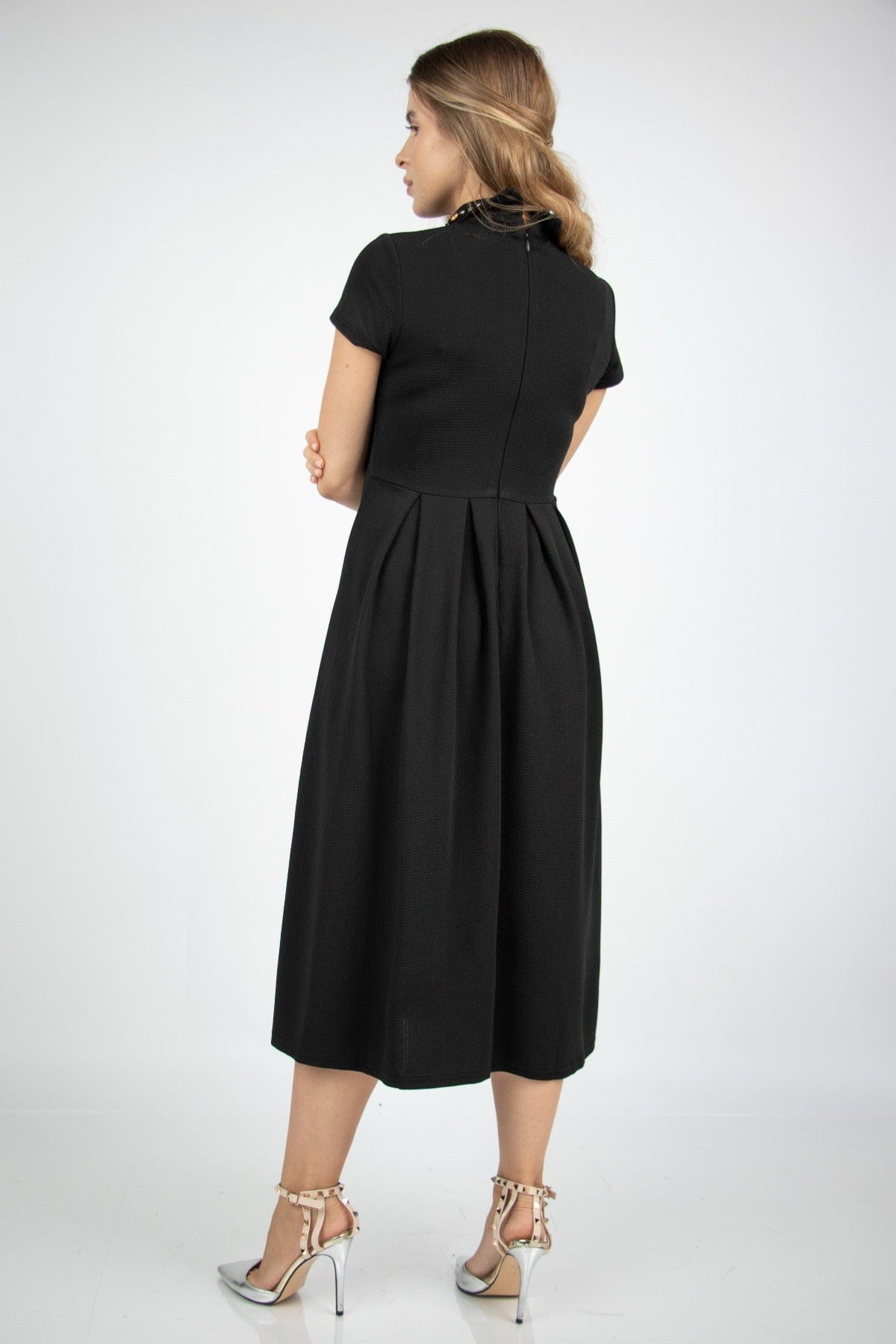 نتشي فستان ميدي سادة بياقة مطرزة بأكمام قصيرة