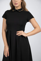 نتشي فستان ميدي سادة بياقة مطرزة بأكمام قصيرة