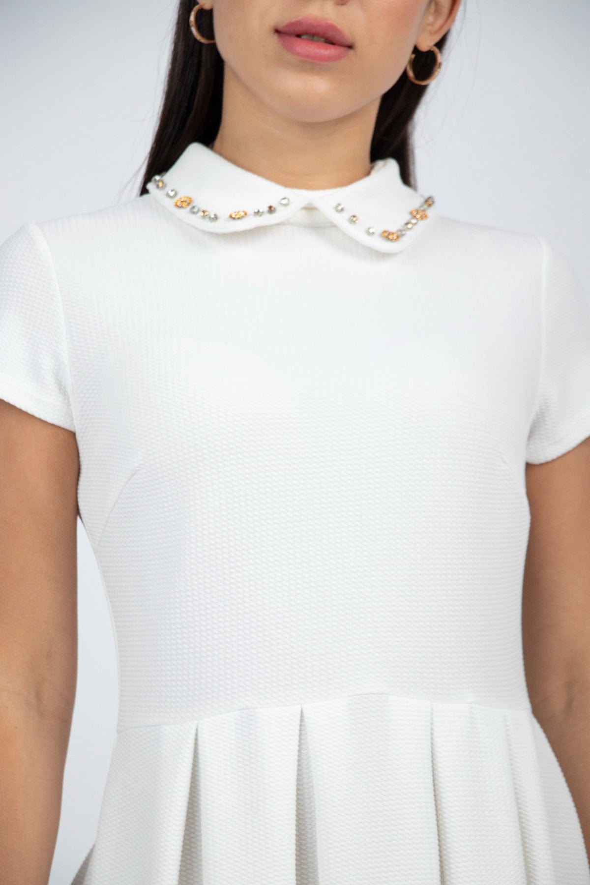 نتشي فستان ميدي سادة بياقة مطرزة بأكمام قصيرة