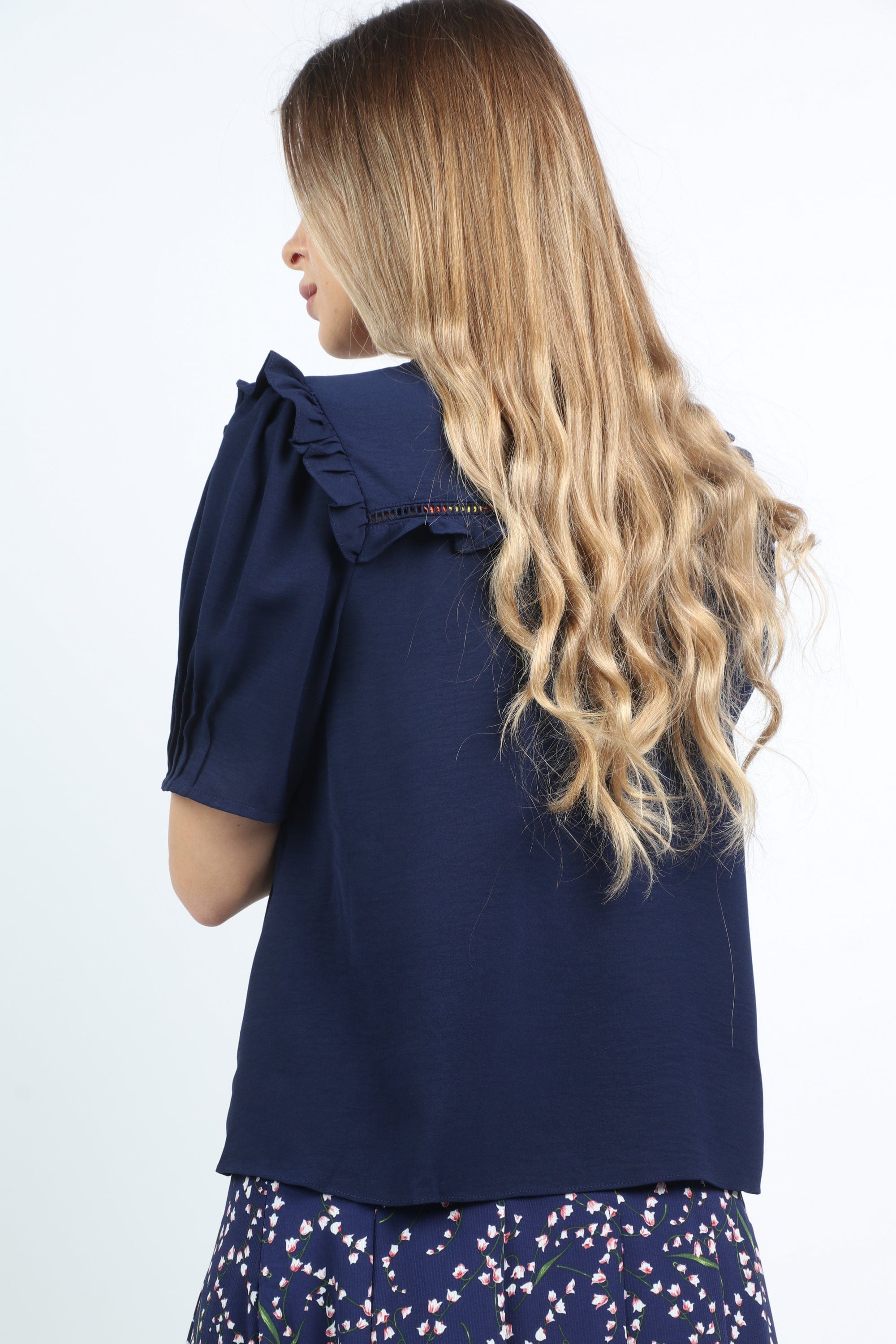 نتشي بلوزة رسمية بكشكشة عند الصدر وأكمام قصيرة منفوخة نسائي