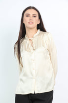 نتشي بلوزة ستان بأزرار أمامية وياقة مكشكشة مع سلسال كم طويل نسائي