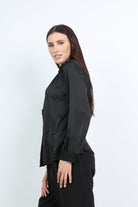 نتشي بلوزة ستان بأزرار أمامية وياقة مكشكشة مع سلسال كم طويل نسائي