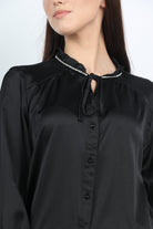 نتشي بلوزة ستان بأزرار أمامية وياقة مكشكشة مع سلسال كم طويل نسائي