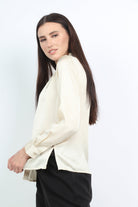 نتشي بلوزة ستان بأزرار أمامية وياقة مكشكشة مع سلسال كم طويل نسائي