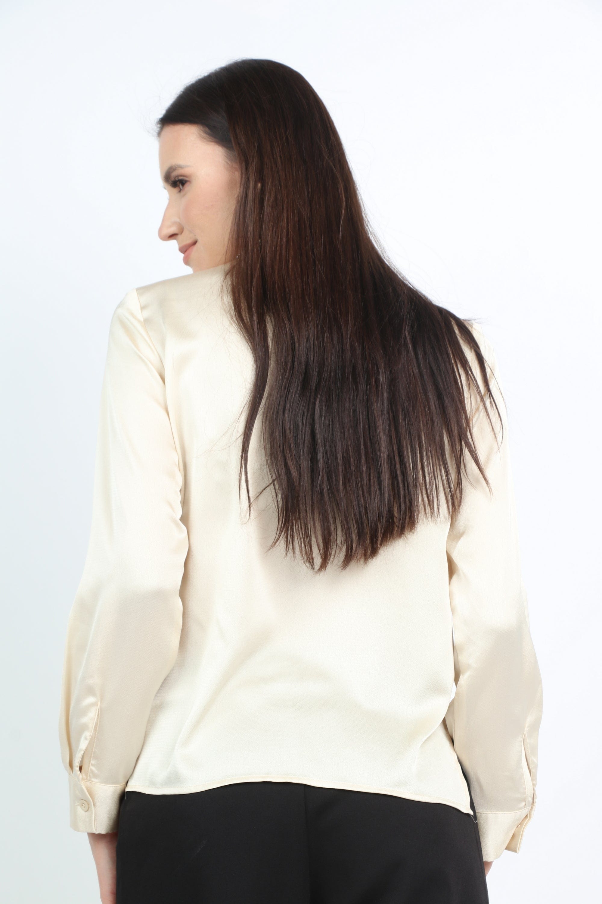 نتشي بلوزة ستان بأزرار أمامية وياقة مكشكشة مع سلسال كم طويل نسائي