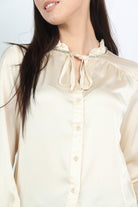 نتشي بلوزة ستان بأزرار أمامية وياقة مكشكشة مع سلسال كم طويل نسائي