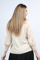 نتشي بلوزة بأكمام طويلة مزينة بجزء مطاطي