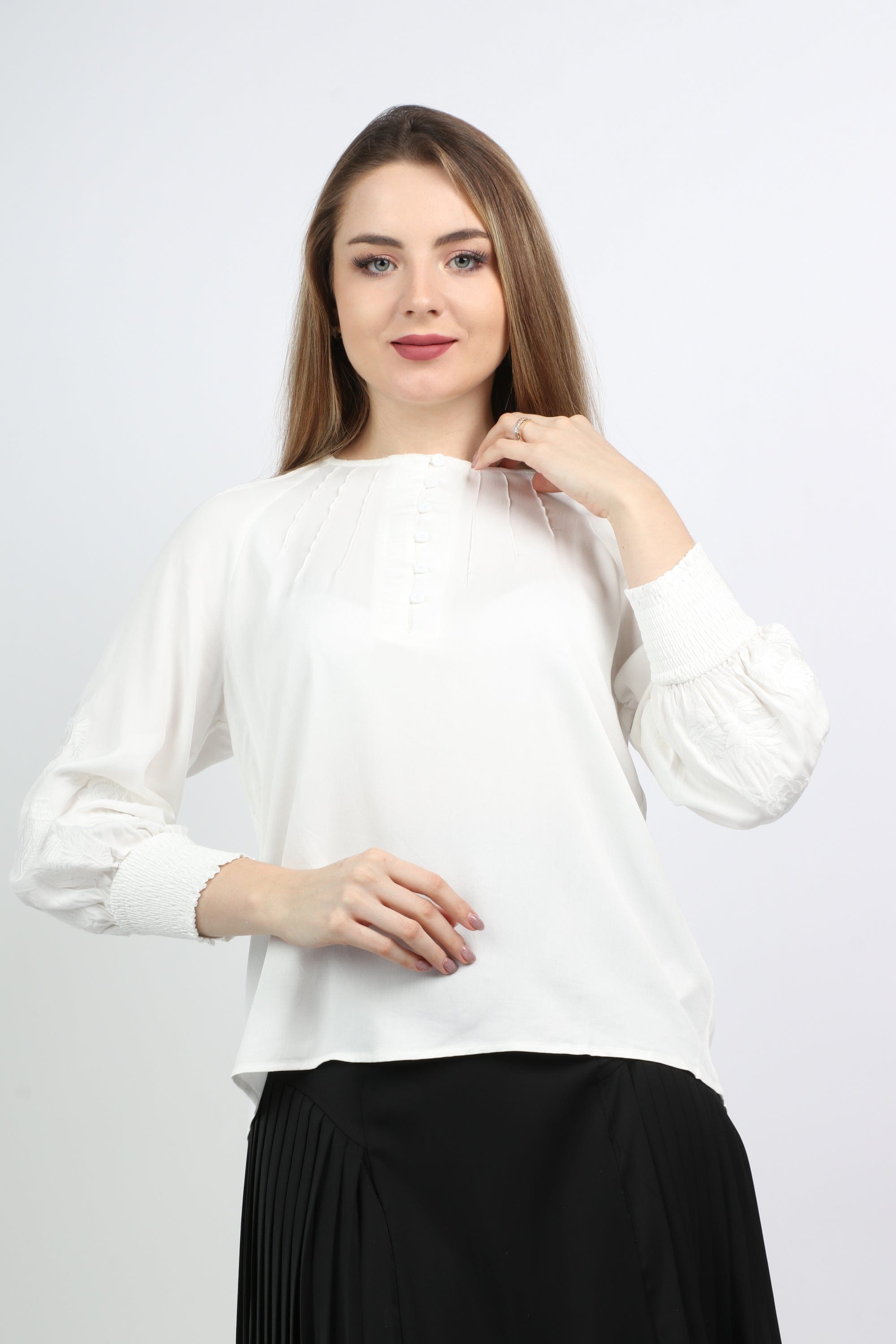 نتشي بلوزة بأكمام طويلة مزينة بجزء مطاطي