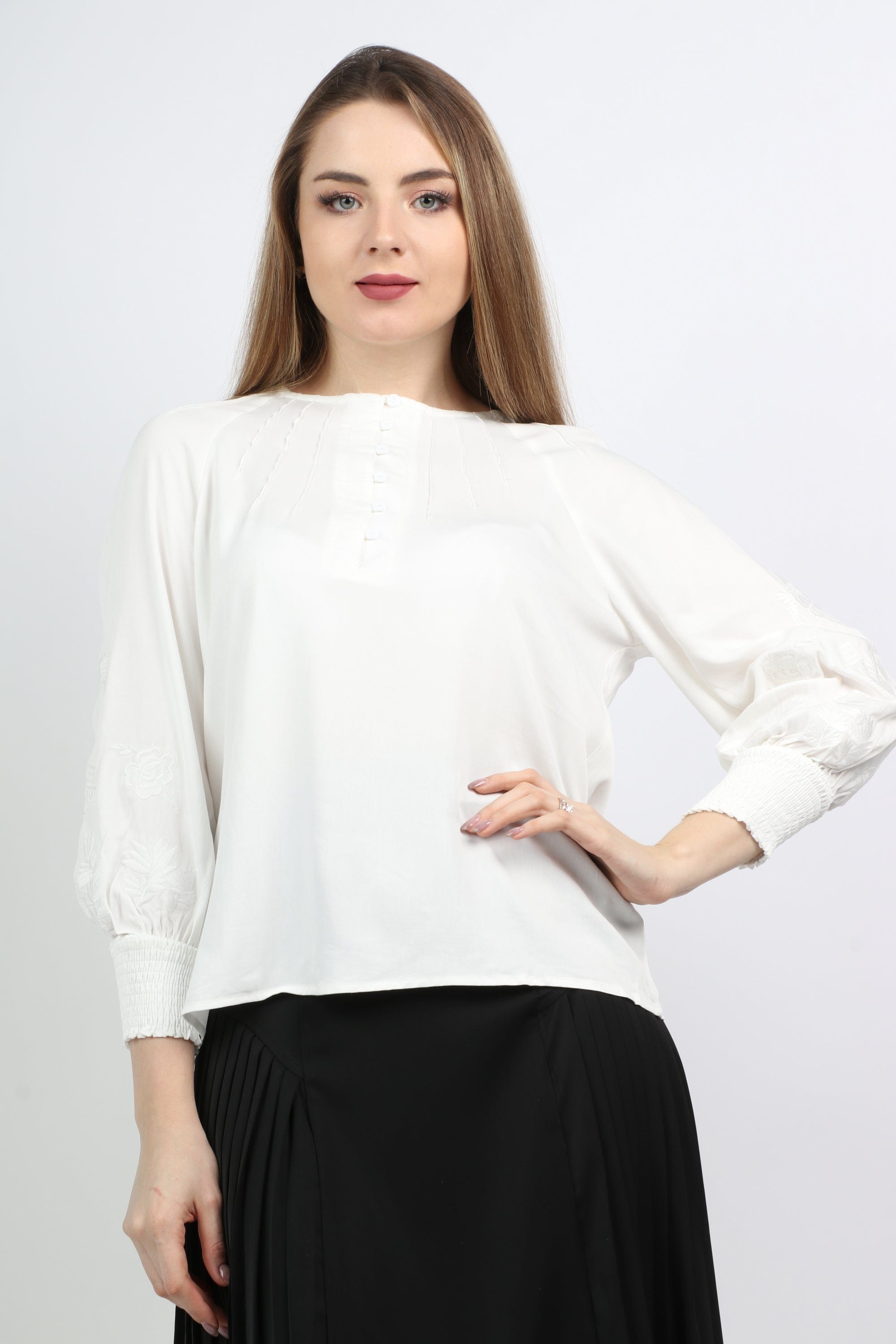 نتشي بلوزة بأكمام طويلة مزينة بجزء مطاطي