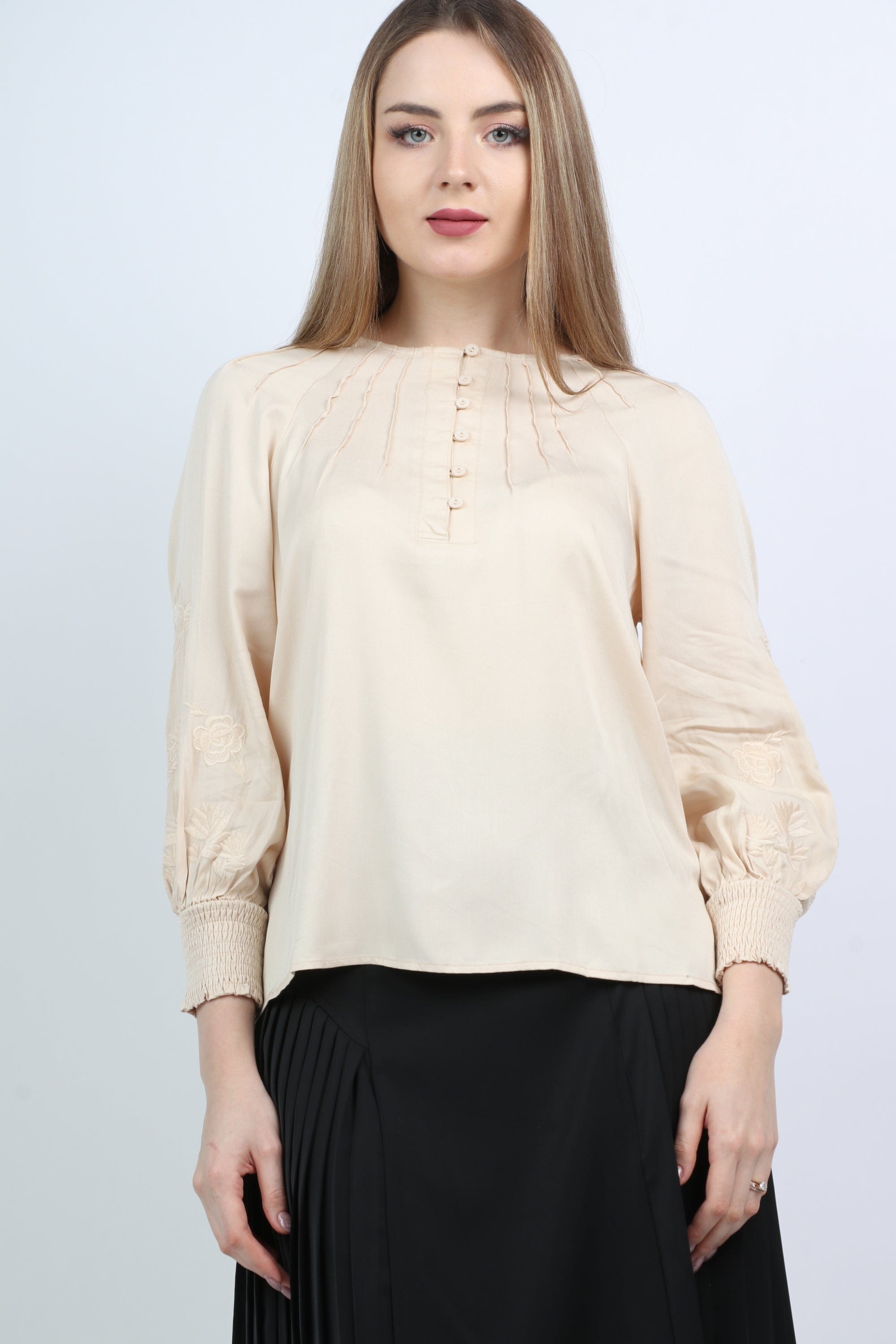 نتشي بلوزة بأكمام طويلة مزينة بجزء مطاطي