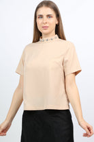 نتشي بلوزة سادة بياقة مطرزة كم قصير نسائي