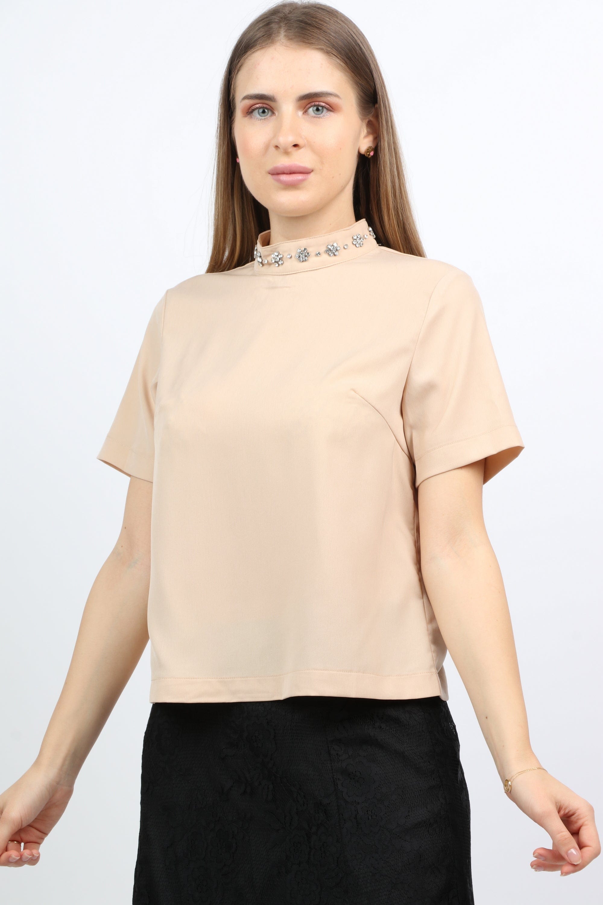 نتشي بلوزة سادة بياقة مطرزة كم قصير نسائي