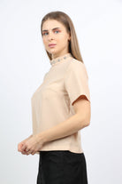 نتشي بلوزة سادة بياقة مطرزة كم قصير نسائي